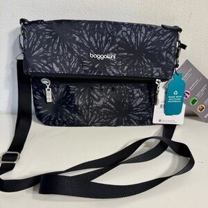 Baggallini Flip Zip Crossbody Bag/Onyx Floral